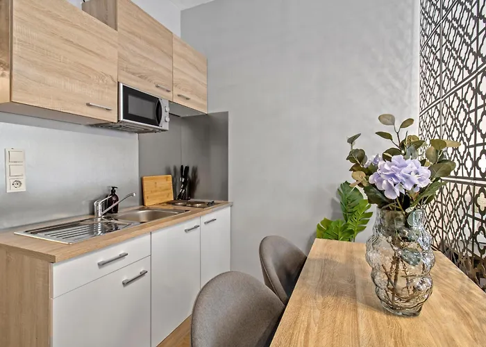 Perfect Location, 2 Min To Main Station, Long Term Apartment *