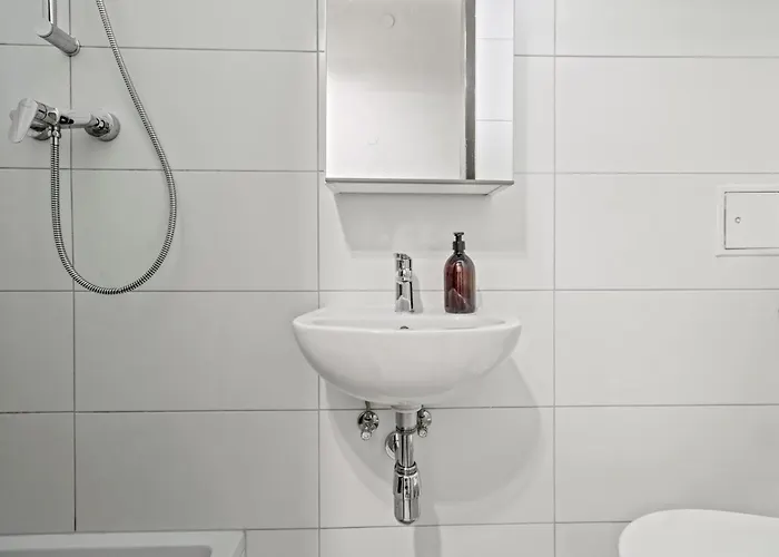 Perfect Location, 2 Min To Main Station, Long Term Apartment *