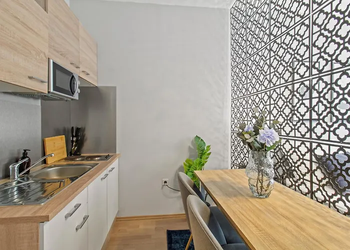 Perfect Location, 2 Min To Main Station, Long Term Apartment *