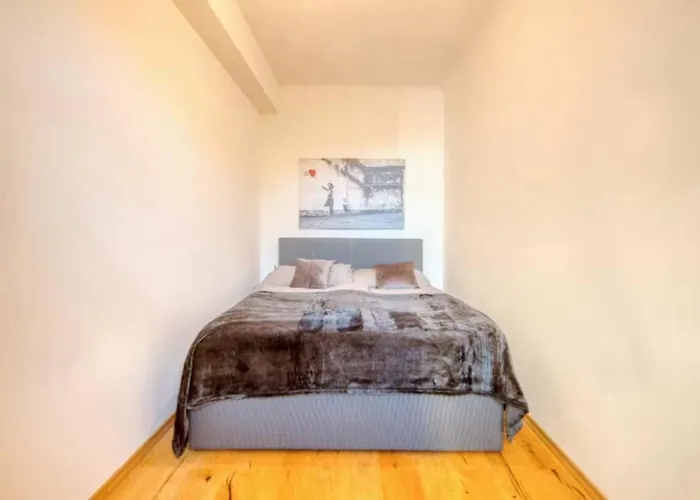 Perfect Location, 2 Min To Main Station, Long Term *