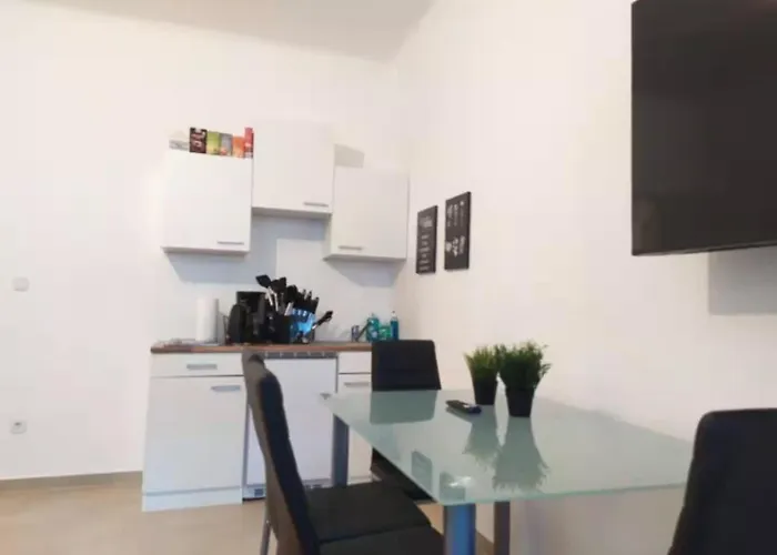 Perfect Location, 2 Min To Main Station, Long Term Apartment *