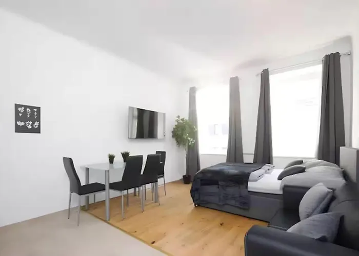 Apartment Perfect Location, 2 Min To Main Station, Long Term *