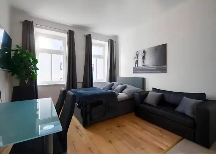 Perfect Location, 2 Min To Main Station, Long Term Apartment *