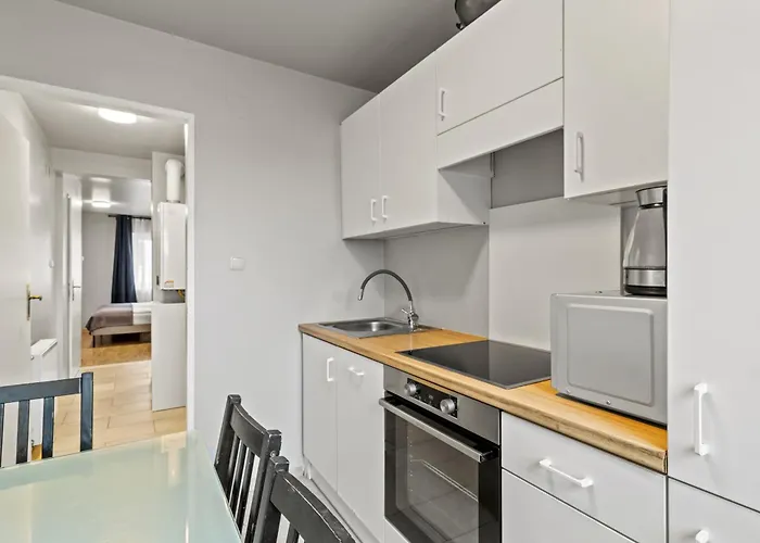 Perfect Location, 2 Min To Main Station, Long Term *