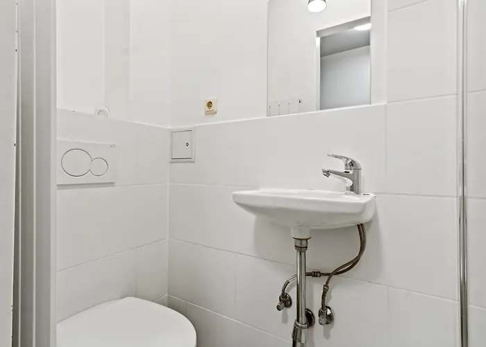 Perfect Location, 2 Min To Main Station, Long Term