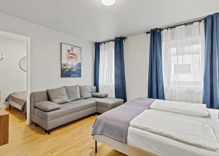 Perfect Location, 2 Min To Main Station, Long Term Apartment *