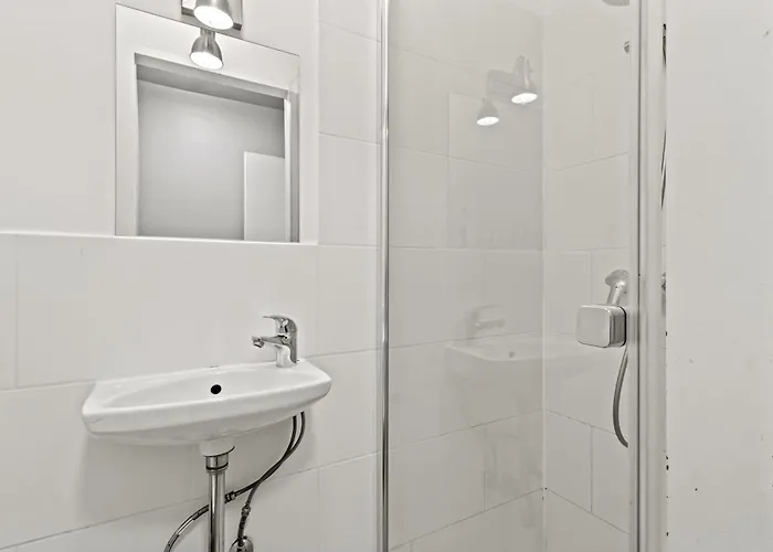 Perfect Location, 2 Min To Main Station, Long Term *