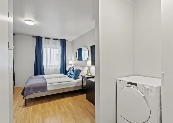 Perfect Location, 2 Min To Main Station, Long Term Apartment