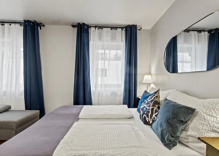 Perfect Location, 2 Min To Main Station, Long Term Apartment *